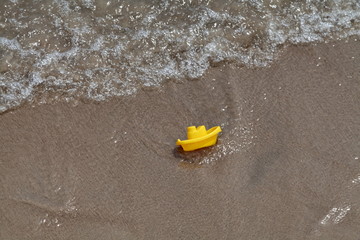 bateau jaune sur l'eau
