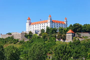 Fototapeta na wymiar Średniowieczny zamek na wzgórzu, Bratysława, Słowacja