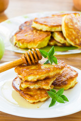  pancakes with apples and honey