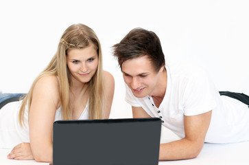 junges Paar surft im Internet