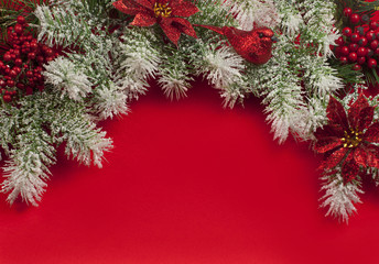 Obraz na płótnie Canvas Ozdoby świąteczne na czerwonym atłasem