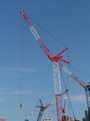 工事現場の大型クレーン