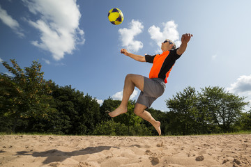 Fußballer beim Beachsoccer