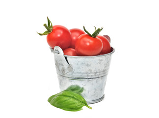 tomates cerises et feuille de basilic