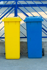 Fototapeta na wymiar yellow and blue trash can