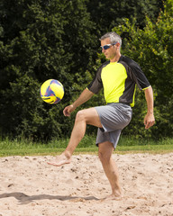 Fußballer beim Beachsoccer