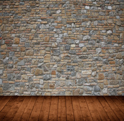 Innenraum mit Steinmauer