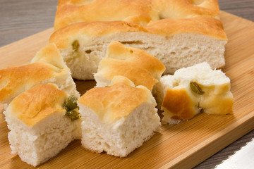 focaccia con olive verdi