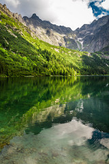 Fototapeta na wymiar Małe górskie jezioro z błękitne wody i gór skalistych