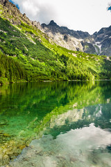 Fototapeta na wymiar Górskie jezioro z niebieskiej wody i gór skalistych