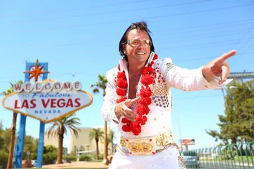 Foto auf Acrylglas Las Vegas Elvis-Doppelgänger-Imitator und Las-Vegas-Zeichen