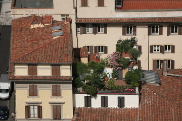 Fototapeta na wymiar Petite terrasse sur un toit de Florence
