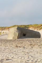 Fototapeta na wymiar Sondervig DK - Bunker tedeschi in spiaggia