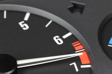 analoger Drehzahlmesser eines Autos im roten Bereich