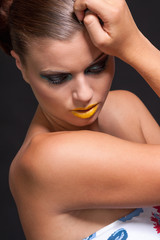 Obraz premium junge attraktive frau mit gelben lippenstift portrait