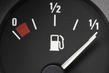 Naklejka premium analoge Tankanzeige eines Autos - voll
