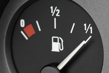 analoge Tankanzeige eines Autos - voll