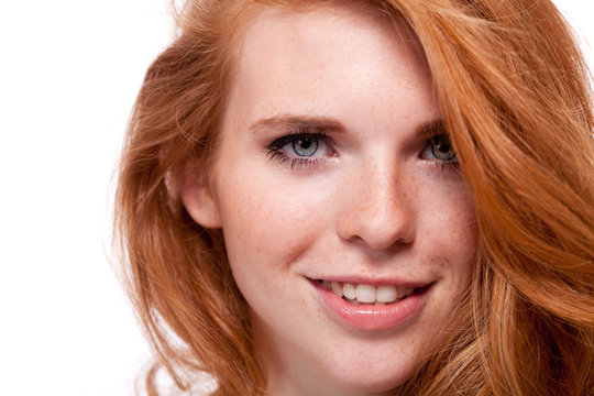 attraktive junge frau mit roten haaren und sommersprossen