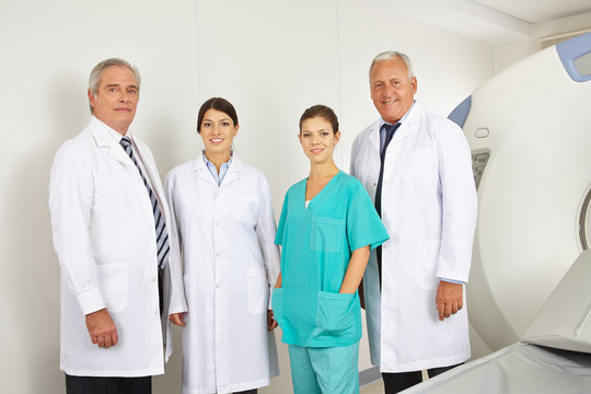 Ärzte-Team in der Radiologie