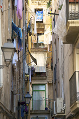 Fototapeta na wymiar Enge Strassen und Gassen im Stadtteil Raval in Barcelona