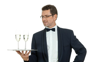 erwachsener kellner serviert sekt champagner isoliert