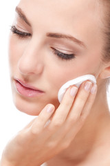 junge attraktive frau mit gepflegter haut und wattepad