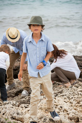 glückliche familie mit kinder im urlaub am meer