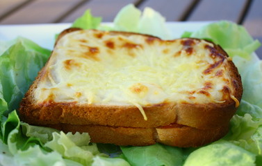 croque monsieur, à la béchamel et salade