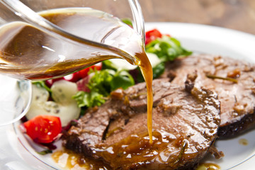  beef garnished with fresh salad
