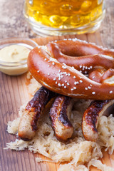 gegrillte Bratwürstchen mit Sauerkraut
