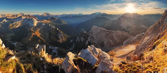 Cercles muraux Dolomites Paysage de panorama de coucher de soleil de montagne - en Italie Alpes - Dolomites