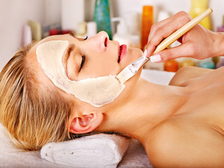 Obraz na płótnie Canvas Clay facial mask in beauty spa.