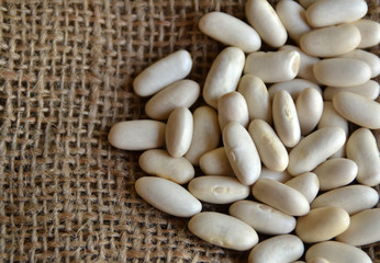 Habas sobre una bolsa de arpillera