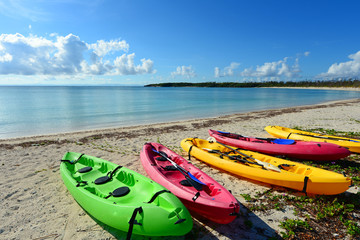屋那覇島の美しい珊瑚の海と夏空