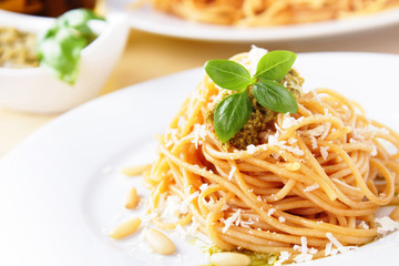 Spaghetti with basil pesto - Spaghetti mit Basilikum-Pesto