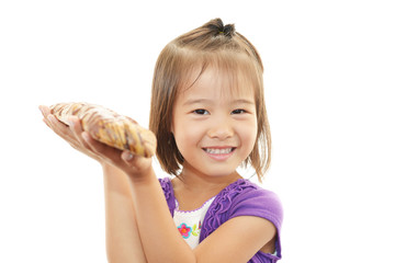 パンを持つ笑顔の女の子