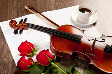 Fototapeta premium Red roses and a violin