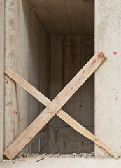 Ein Treppenschacht ist mit Holzbrettern gesichert