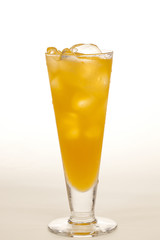 冷たいオレンジジュース