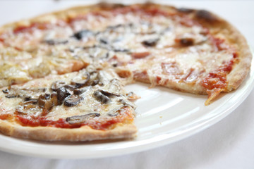 Pizza ham and mushroom