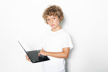 Junge mit Laptop