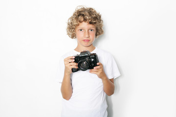 Junge mit Fotoapparat
