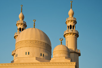 Obraz premium Minarette und Kuppel der Moschee in Dubai Baniyas