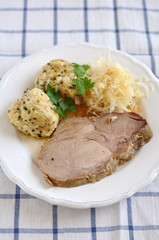 Schweinebraten mit Knödel und Sauerkraut