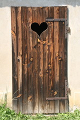 Fototapeta premium Une porte en bois d'une ferme à la campagne