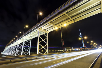 Fototapeta na wymiar Autostrada w nocy w Makau