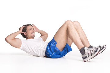 junger mann macht sit-ups freisteller
