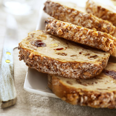 sliced raisin bread