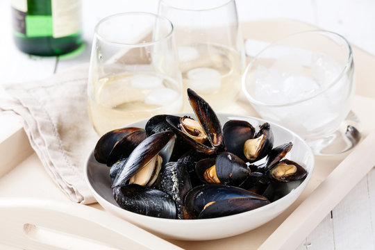 Mussels and clams with white wine