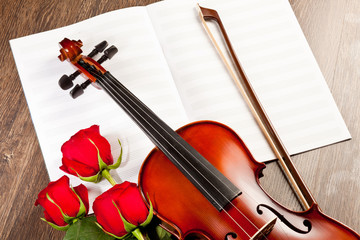 Fototapeta premium Red roses and a violin